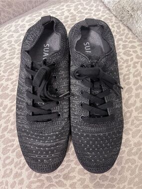 Suavs charcoal slip in lightweight breathable packable shoes. Womens 11, men’s 9